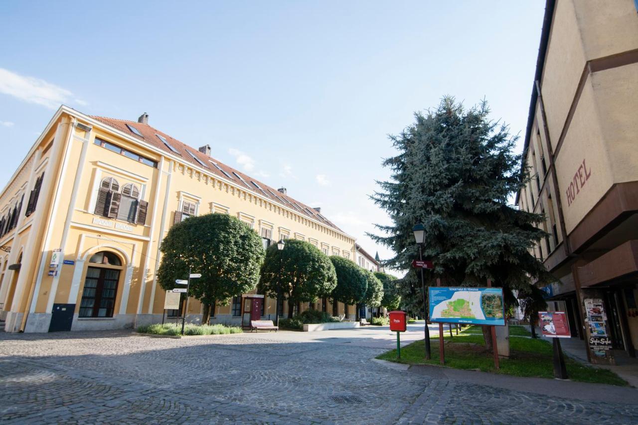Hotel Oroszlan Szigetvár Eksteriør bilde